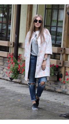 Straight-cut coat with one-piece sleeves